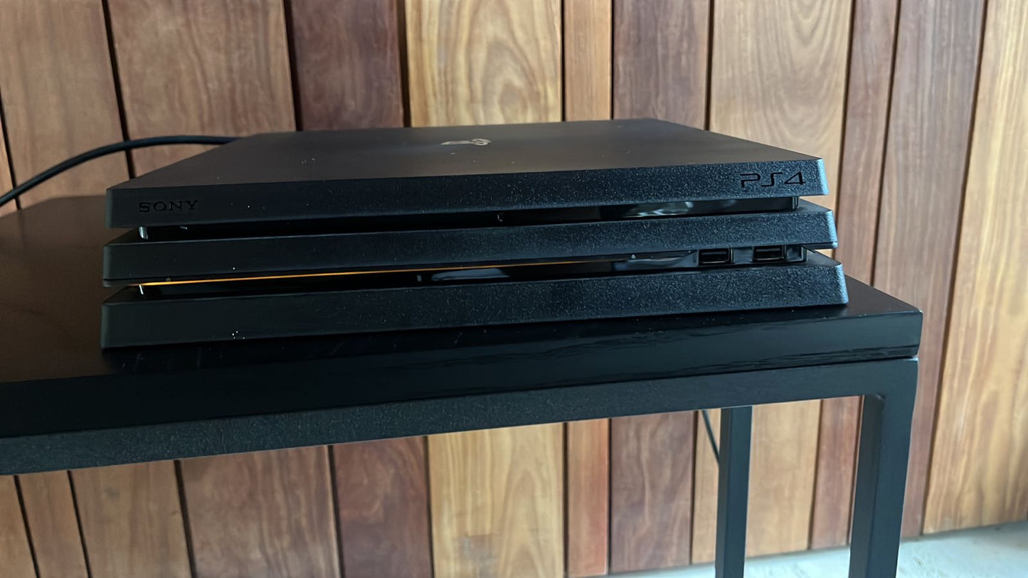 Playstation 4 Pro Usado - 1 TB com 4 controles Dualshock 4 Originais + TODOS OS JOGOS